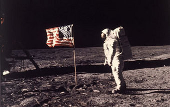 Morreu o astronauta Neil Armstrong, o primeiro homem que caminhou na lua