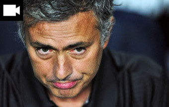 Mourinho suspenso por dois jogos por dedo no olho do adjunto do Barcelona