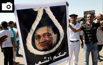 Mubarak em tribunal, violência e emoção nas ruas 16