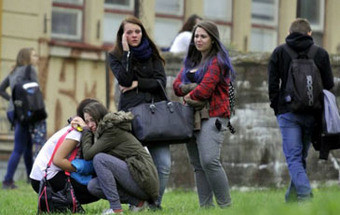 Mulher mata estudante e fere três pessoas à facada em escola checa