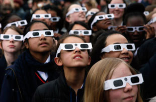 O mundo inteiro de olhos postos no eclipse 28