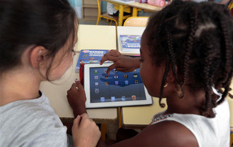 O que mais de 30 minutos seguidos de tablet podem fazer ao seu filho