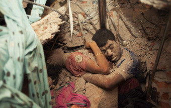 O último abraço: A tragédia no Bangladesh numa só imagem