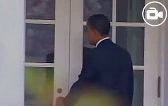 Obama bate com nariz na porta... da Casa Branca (VÍDEO)