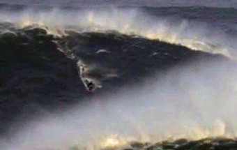 Ondas gigantes requerem reforço de medidas de segurança, alertam nadadores salvadores