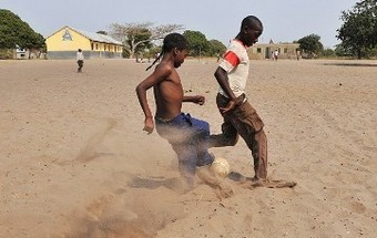ONG portuguesa entregou equipamentos da seleção a escola dos arredores de Maputo