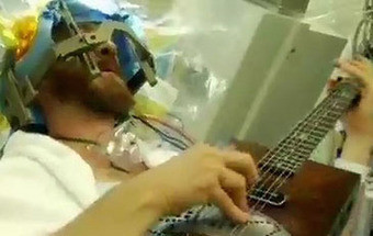 Paciente toca guitarra durante uma cirurgia ao cérebro