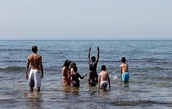 'Padrinhos' oferecem férias a crianças da colónia da Cáritas