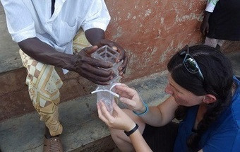 Páginas de livro purificam água contaminada