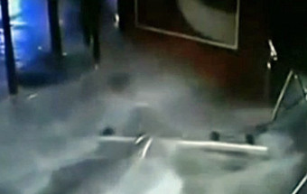 Pânico em centro comercial com explosão de aquário com tubarões