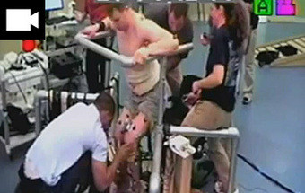 Paraplégico consegue caminhar graças a tratamento inovador
