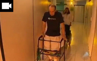 Paraplégico deu primeiros passos depois de transplante inédito