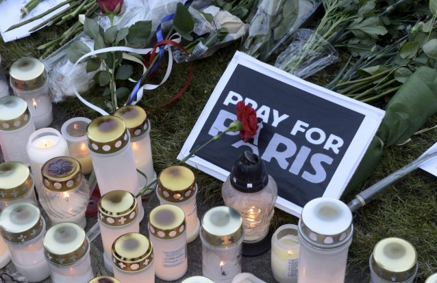 Paris: sinais de coragem nas ruas de sangue