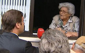 Passos discute pensões e medicamentos com idosa descontente em Sintra