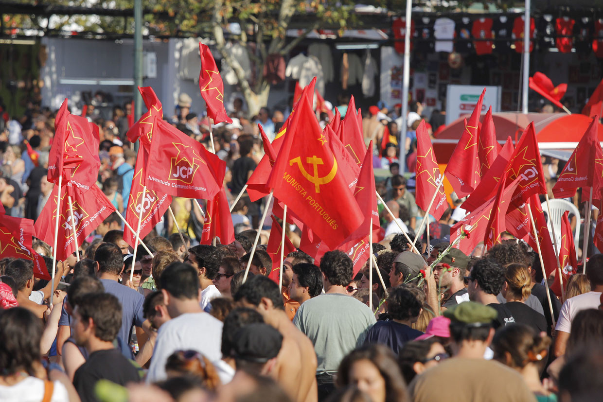 Bandeira nacional trocada por uma da federação russa em Elvas