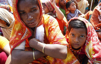 Pelo menos 20 pessoas morreram a tentar receber roupa gratuita no Bangladesh