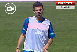 Pepe e Tiago no relvado com Nani ausente
