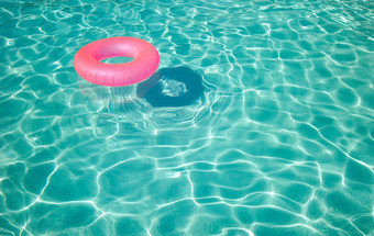 Piscinas, crónica de valter hugo mãe