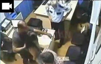 Polícias turcos filmados a espancar mulher numa esquadra
