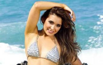Portuguesa no calendário solidário das hospedeiras da Ryanair em biquíni 14