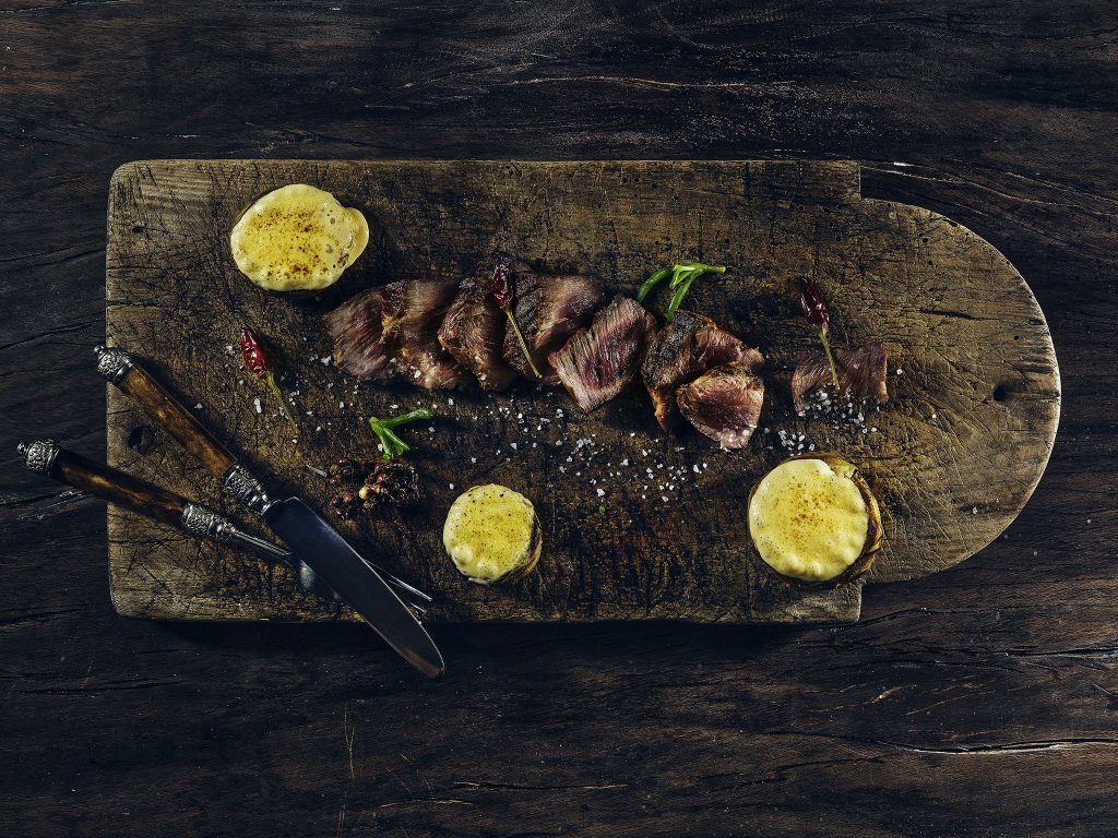 Presa ibérica no braseiro e alcachofras com mousseline de tomilho, por Diogo Noronha