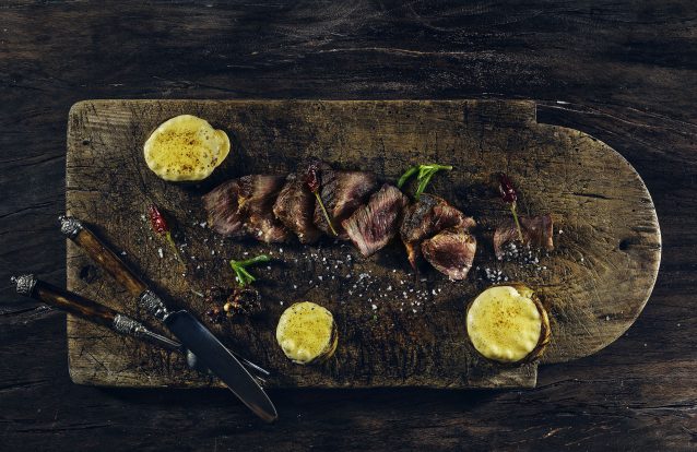 Presa ibérica no braseiro e alcachofras com mousseline de tomilho, por Diogo Noronha