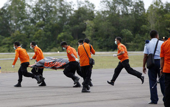Primeira vítima mortal identificada como hospedeira do voo da AirAsia