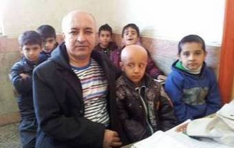 Professor rapa o cabelo para evitar que aluno sofra bullying