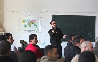 Projeto social procura voluntários dispostos a levarem poesia à prisões