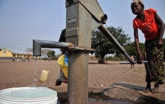 'Raramente nos lembramos do sofrimento das mulheres que escorrem as últimas gotas de um balde de água'
