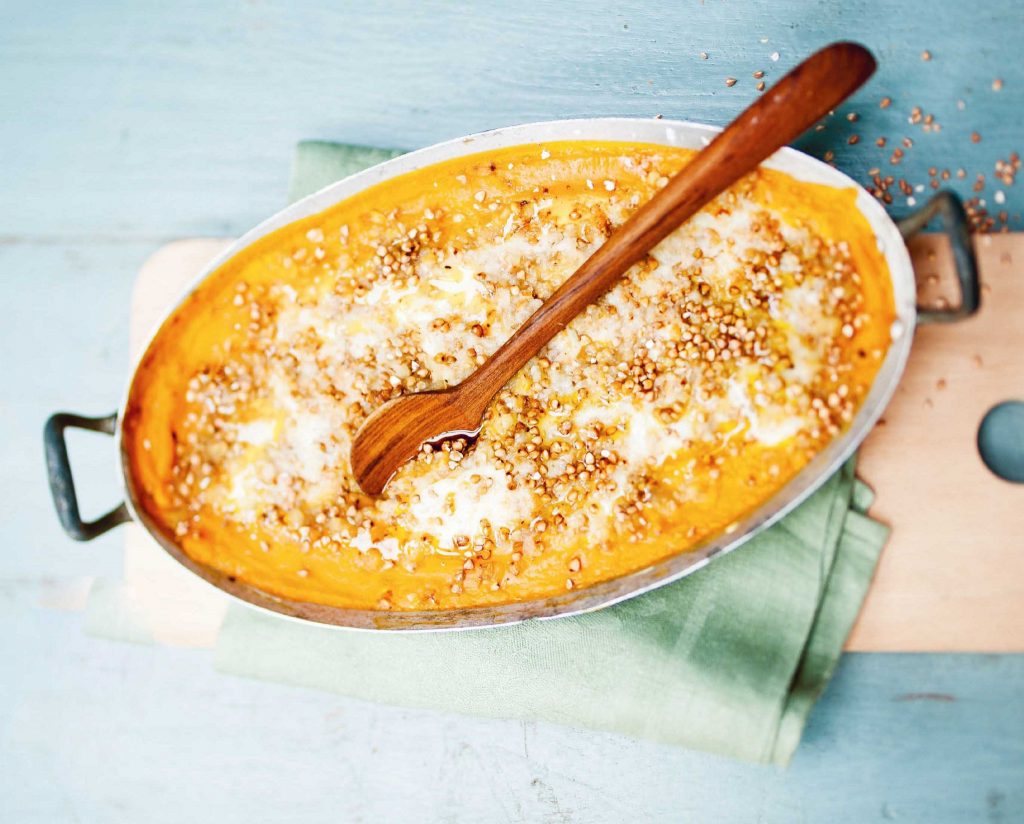 Receita de gratinado de abóbora-manteiga com trigo sarraceno e mozarela