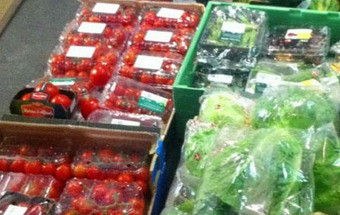 Restaurante faz refeições com comida que supermercados deitam fora