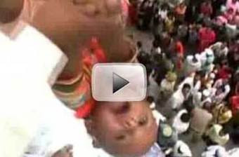 Ritual leva pais a atirar filhos do telhado de uma mesquita (COM VÍDEO)