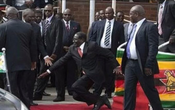 Robert Mugabe sofre queda e tenta que fotógrafos apaguem as provas