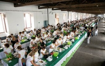 Robôs de cozinha ajudam a confecionar refeições para pessoas carenciadas