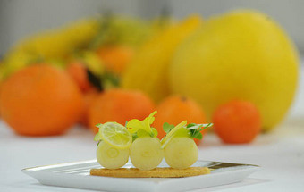 Sablé de maçã verde com limequat e pimenta de sarawak