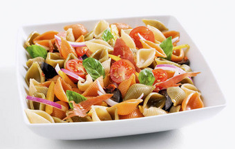 Salada de conchas tricolore com presunto crocante