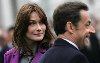Sarkozy divide-se entre o futuro do euro e o nascimento da filha