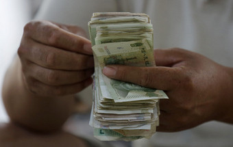Sequestradores libertam refém pobre e ainda lhe dão dinheiro