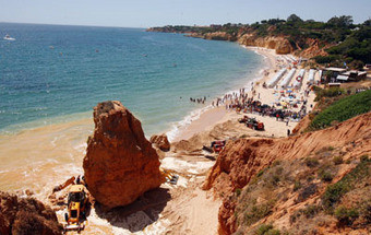 Sinais de perigo de derrocada continuam a ser ignorados por banhistas da Praia Maria Luísa