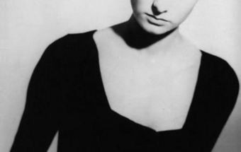 Sinead O'Connor irreconhecível: tatuagem de Cristo no peito e cabelo rapado