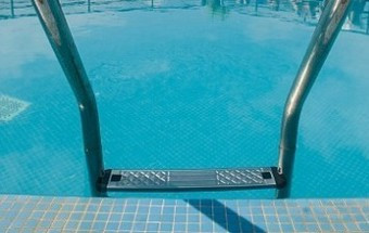Solidariedade na piscina angaria mais de mil alimentos