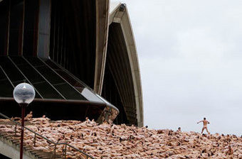 Spencer Tunick despe mais de cinco mil na Ópera de Sydney