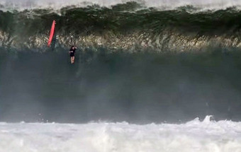 Surfista britânico protagoniza a maior queda captada em vídeo