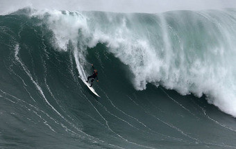 Surfista investigador revela onde estão as ondas gigantes desconhecidas em Portugal