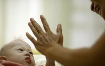 Tailândia impede saída de dois casais com bebés de "barrigas de aluguer"