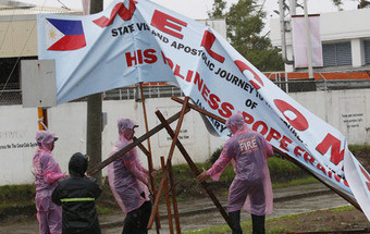 Tempestade mata voluntária em missa do papa nas Filipinas