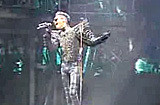 Tokio Hotel cantam mas não encantam