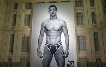 Três andares de Ronaldo chamam a atenção em Madrid