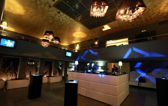 Três janelas sobre a praça